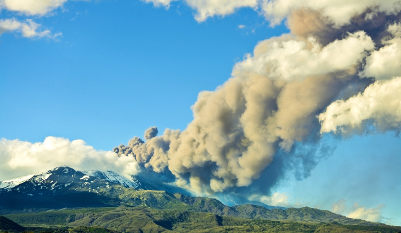 zdjęcie przedstawia wulkan z kłębami dymu