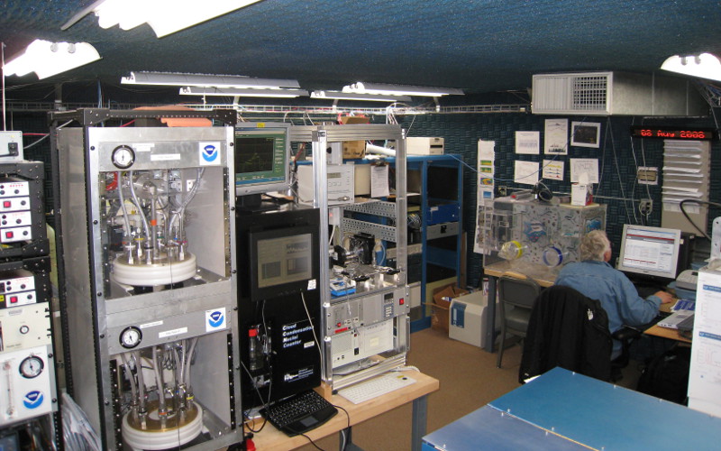 Zdjęcie przedstawia pokój pełen aparatury naukowej z rurkami i pudłami z elektroniką.