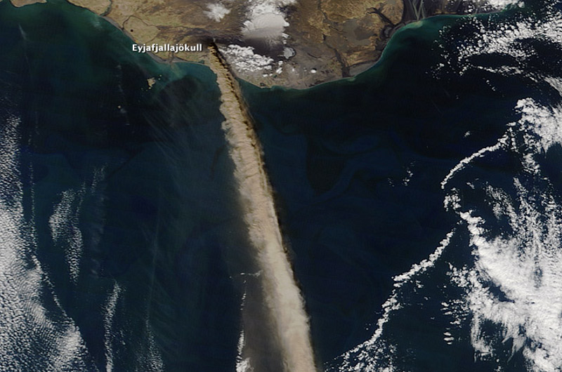 Zdjęcie satelitarne fragmentu Atlantyku z widoczną Islandią i dymiącym wulkanem 