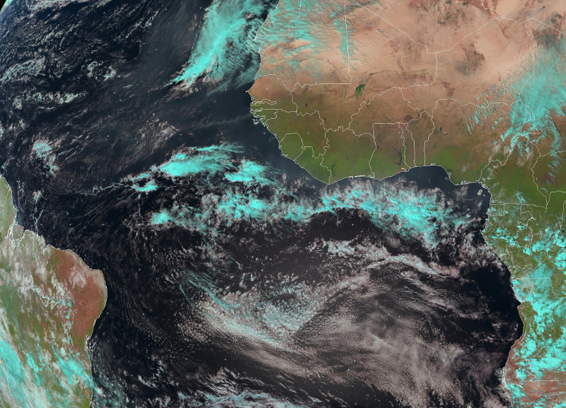 Zdjęcie przedstawia satelitarny obraz Atlantyku. W okolicach równika widoczny jest biały pas gęstych chmur