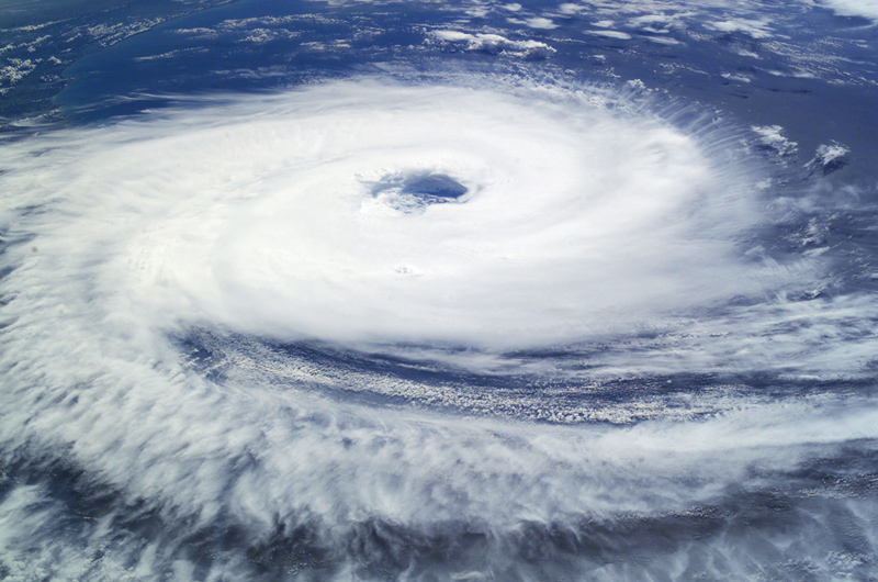 Zdjęcie przedstawia huragan - olbrzymią spiralę baiło niebieskawych chmur - z lotu ptaka.