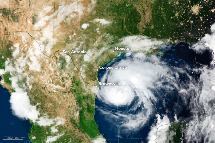 Animacja zdjęć satelitarnych przestawia rejon Ameryki Środkowej, z przesuwającą się wielką spiralą huraganu Harvey.