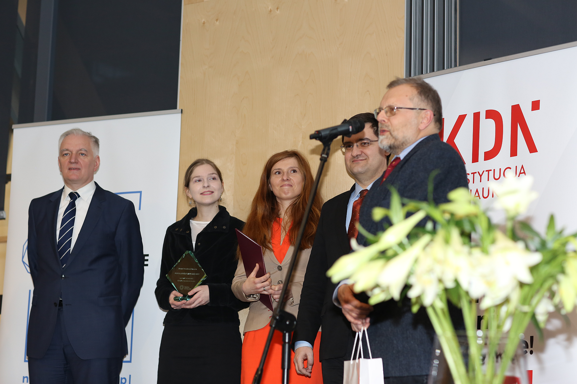 Redakcja Nauki o Klimacie odbiera nagrodę z rąk wicepremiera Jarosława Gowina