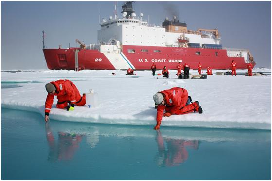 Zdjęcie: Pobieranie próbek z jeziorka roztopowego na lodzie na Morzu Czukockim. 