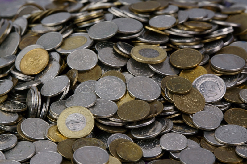 Podatek od CO2 - zdjęcie ilustracyjne przedstawiające stos monet.
