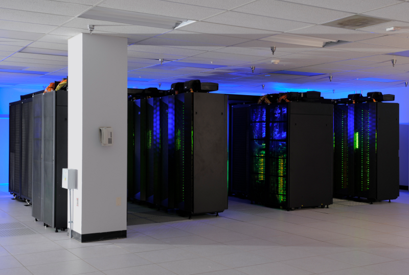 Zdjęcie przedstawia przypominający szereg szaf zez światełkami superkomputer.
