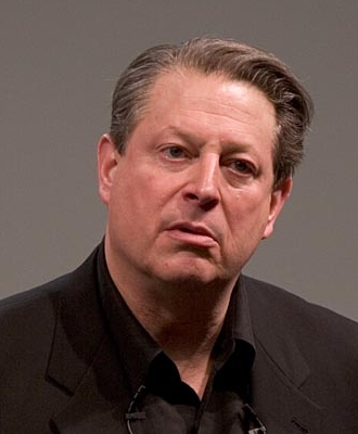 Zdjęcie przedstawia przemawiającego Ala Gore'a
