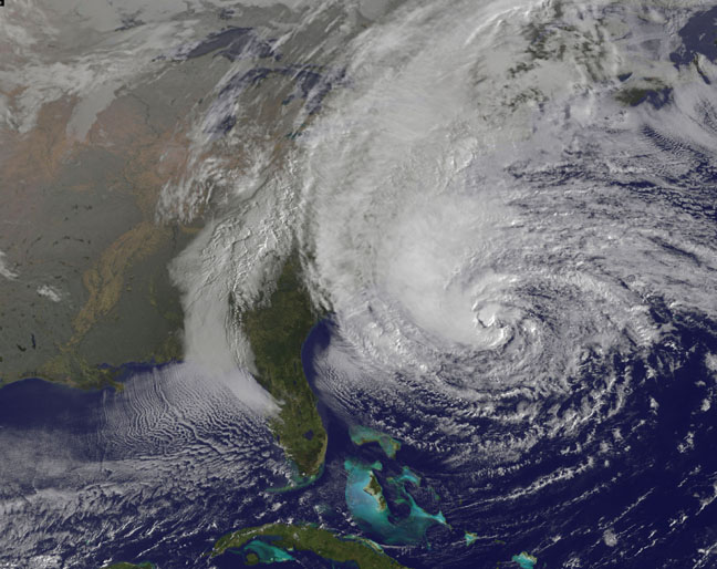 Zdjęcie satelitarne przedstawiające huragan Sandy u wyrzeży Ameryki.