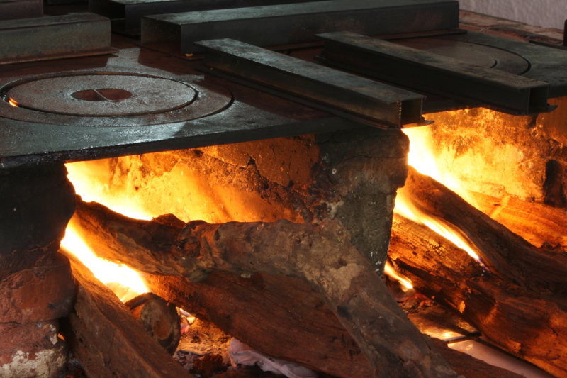 Zdjęcie przedstawia fragment starej kuchni opalanej drewnem