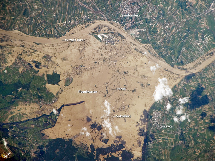 Zdjęcie z lotu ptaka przedstawiające Wisłę podczas powodzi