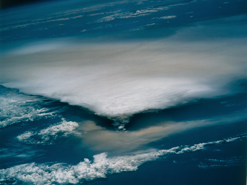 Zdjęcie dekoracyjne: wulkan Rabaul - zdjęcie erupcji wykonane z promu kosmicznego.