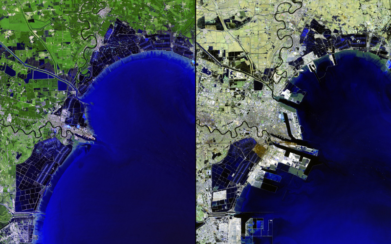 Zestaw dwóch zdjęć satelitarnych, na których widać spory obszar ziemi wokół zatoki. Na zdjęciu z lewej jest dużo zieleni, na zdjęciu z prawej zastąpiły ją plamy szare i beżowe.