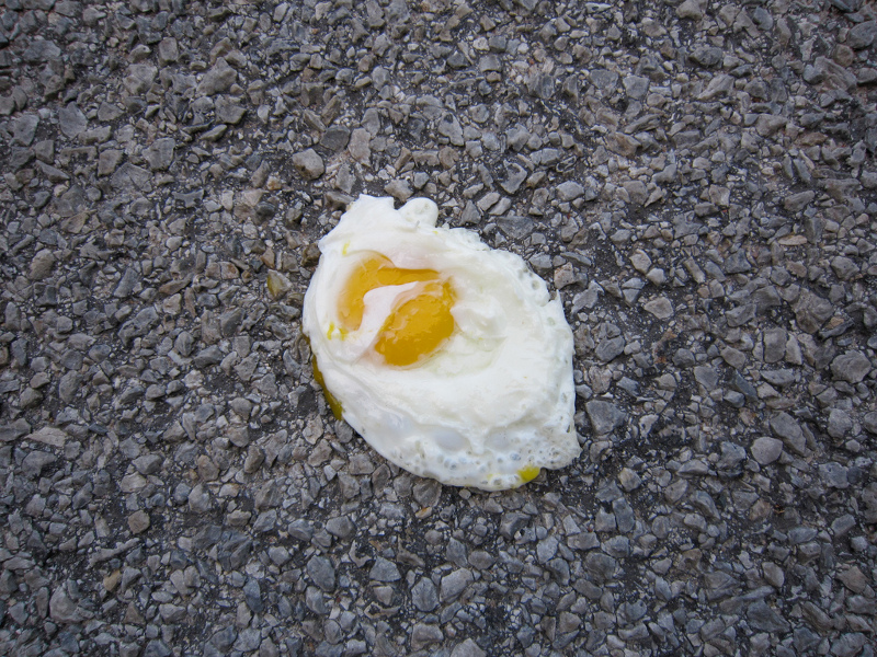Jajko sadzone smażone na chodniku.