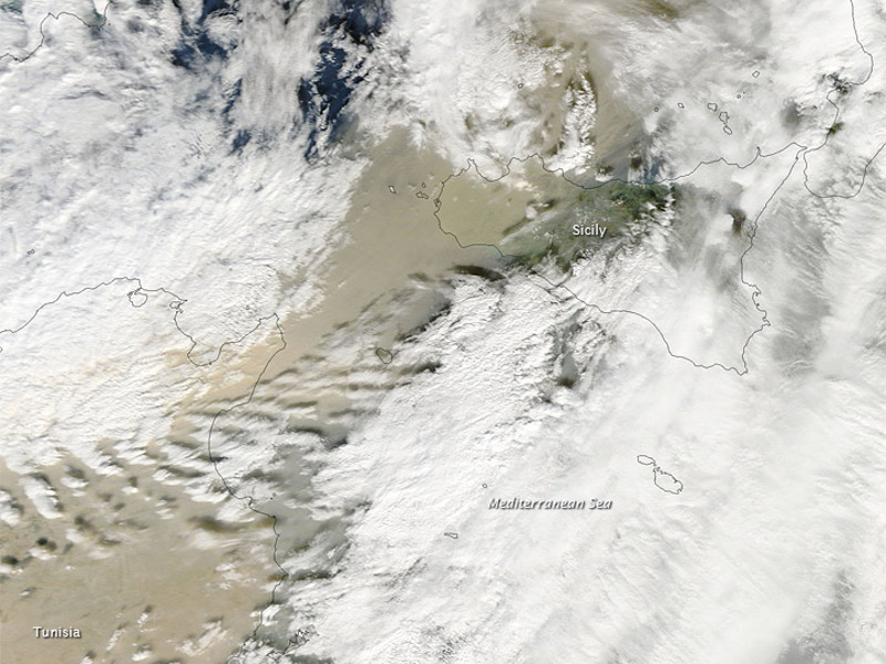 Zdjęcie satelitarne: pył pustynny i chmury w atmosferze nad Morzem Śródziemnym. Warstwa pyłu jest na tyle gęsta, że nie widać spoza niej morza. 