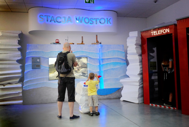 Zdjęcie: eksponat na temat wykorzystania rdzeni lodowych do badania historii klimatu. Pawilon "Klimat, zwierzęta, ludzie", ZOO Wrocław. 