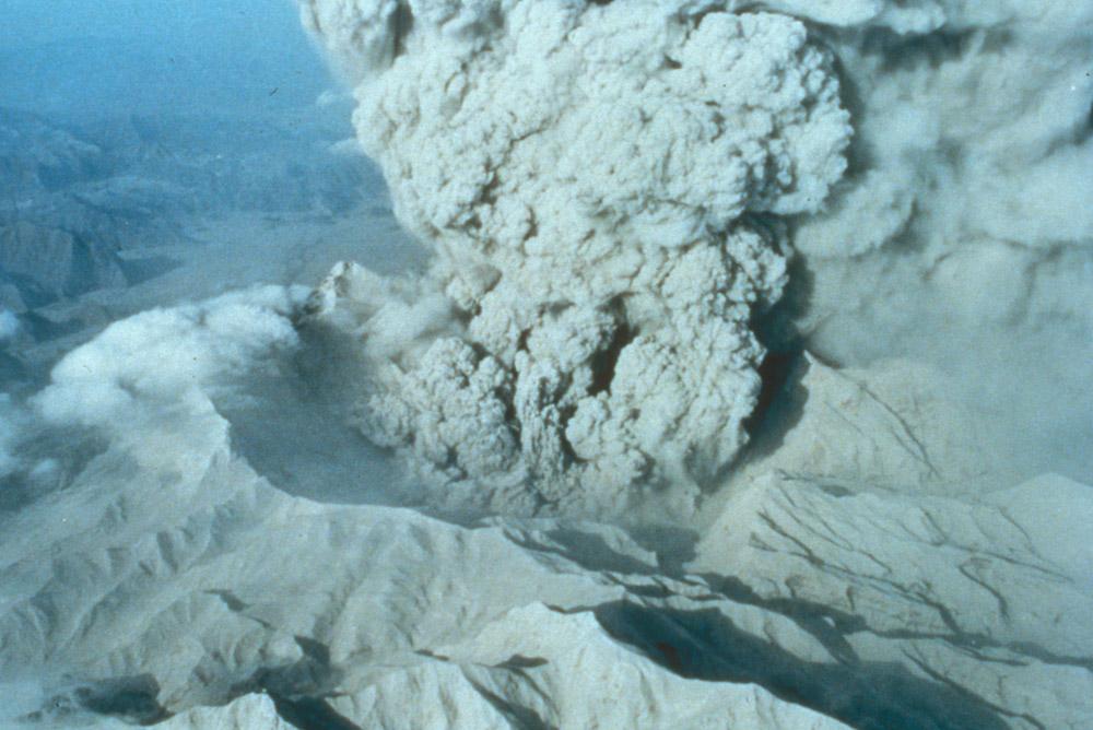 Zdjęcie: dymy z wulkanu Pinatubo. 