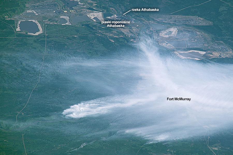 Pożary lasów - zdjęcie sateliatarne pokazujące dymy z pożaru w Forcie McMurray.