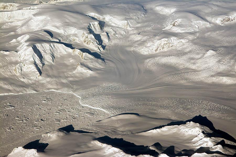 Zdjęcie lotnicze: lodowce i góry, Antarktyda Zachodnia.