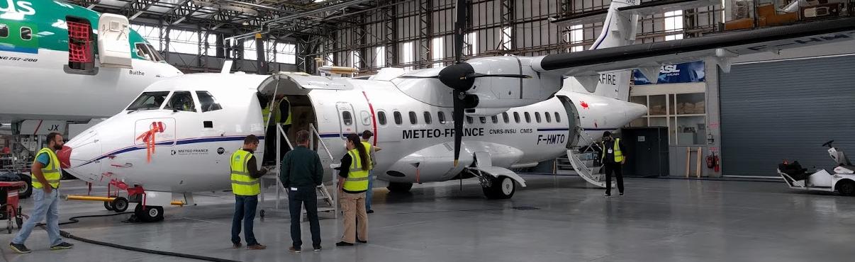 Pomiary lotnicze: samolot ATR-42 SAFIRE w hangarze. 