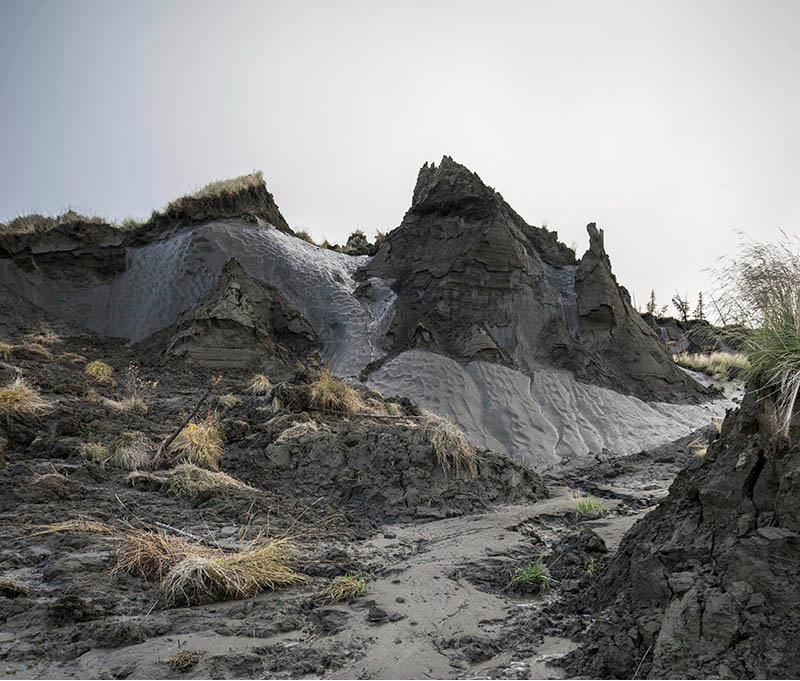 Skutki topnienia wieloletniej zmarzliny: zdjęcie pokazujące ślady osunięcia gruntu. 