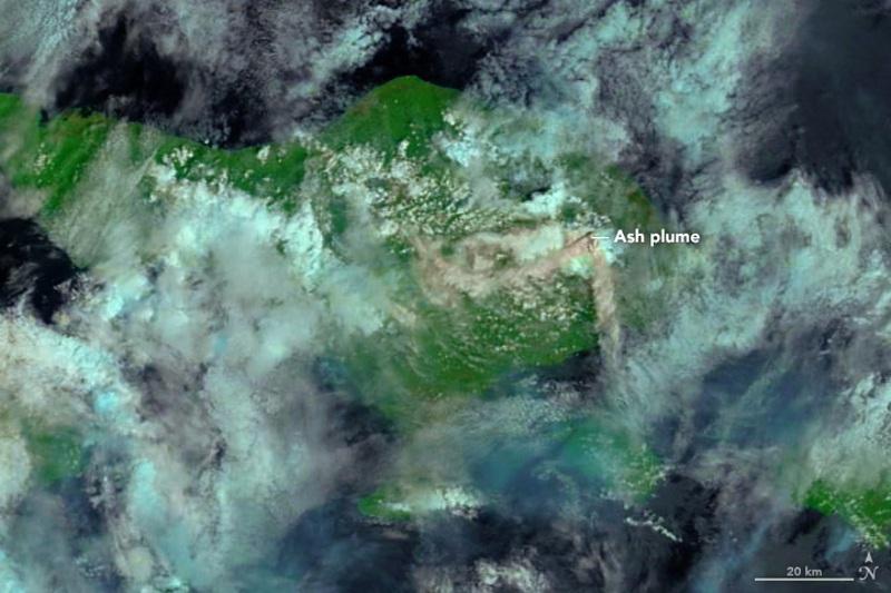Zdjęcie satelitarne wulkanu z dymem i chmurami