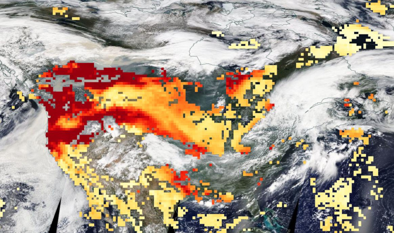 Pożary w Ameryce - zdjęcie satelitarne kontynentu amerykańskiego z nałożoną identyfikacją grubości optycznej aerozolu - kolorowe prostokąciki pomiędzy chmurami.