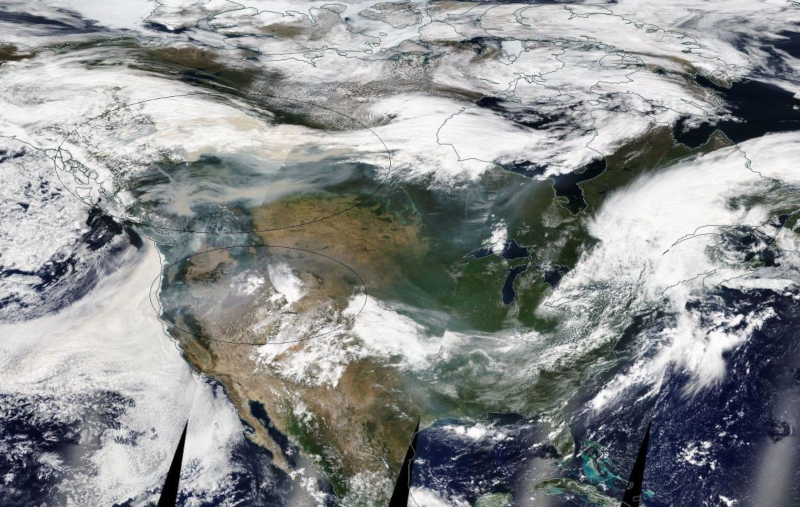 Zdjęcie satelitarne, widoczny jest kontynent amerykański częściowo przesłonięty chmurami i dymami. 
