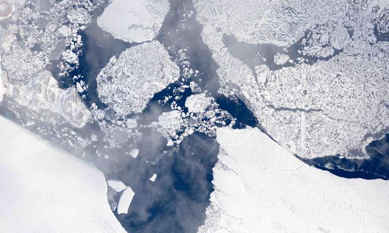 Zdjęcie z lotu ptaka przedstawia lodowce, które topnieją w wyniku globalnego ocieplenia.