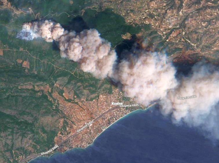 Dym z pożaru w Grecji, w pobliżu miasta Kineta