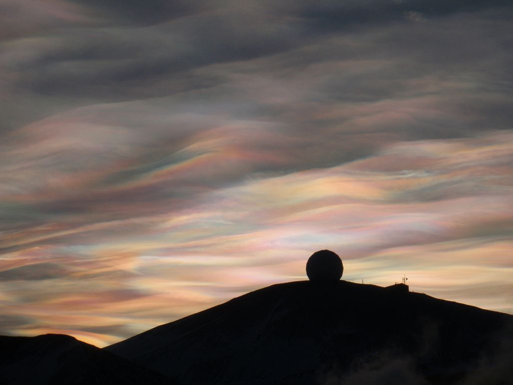 Zdjęcie: polarne chmury stratosferyczne (ułatwiają powstawanie dziury ozonowej). 