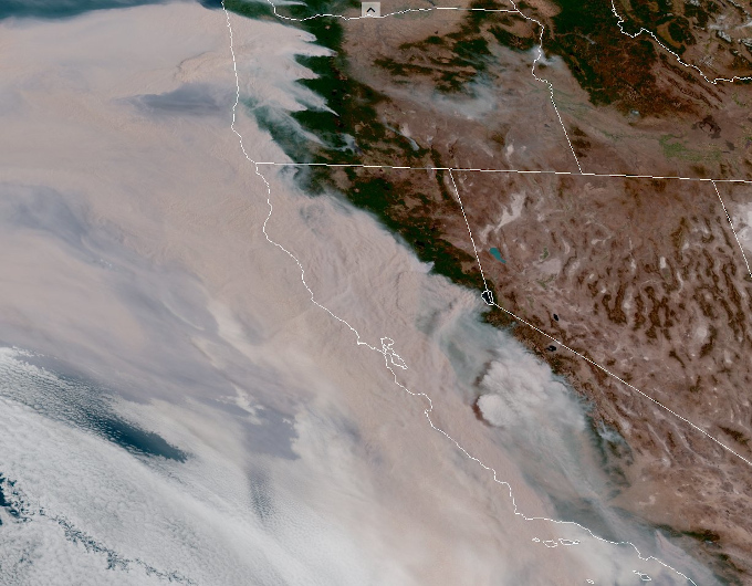 Zdjęcie satelitarne: pożary w USA, 2020. Widoczna gruba warstwa beżowego dymu przykrywająca Kalifornię i pas oceanu wzdłuż wybrzeża.