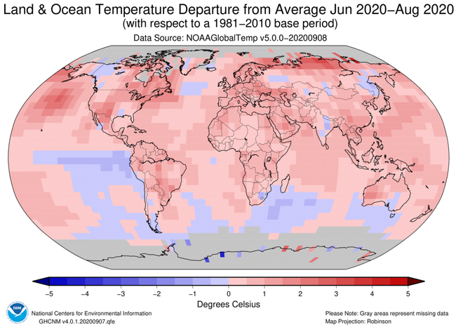 Lato 2020. Mapa: odchylenia temperatur w okresie czerwiec-sierpień 2020 względem średniej z lat 1981-2010, większość półkuli północnej z wartościami dodatnimi.