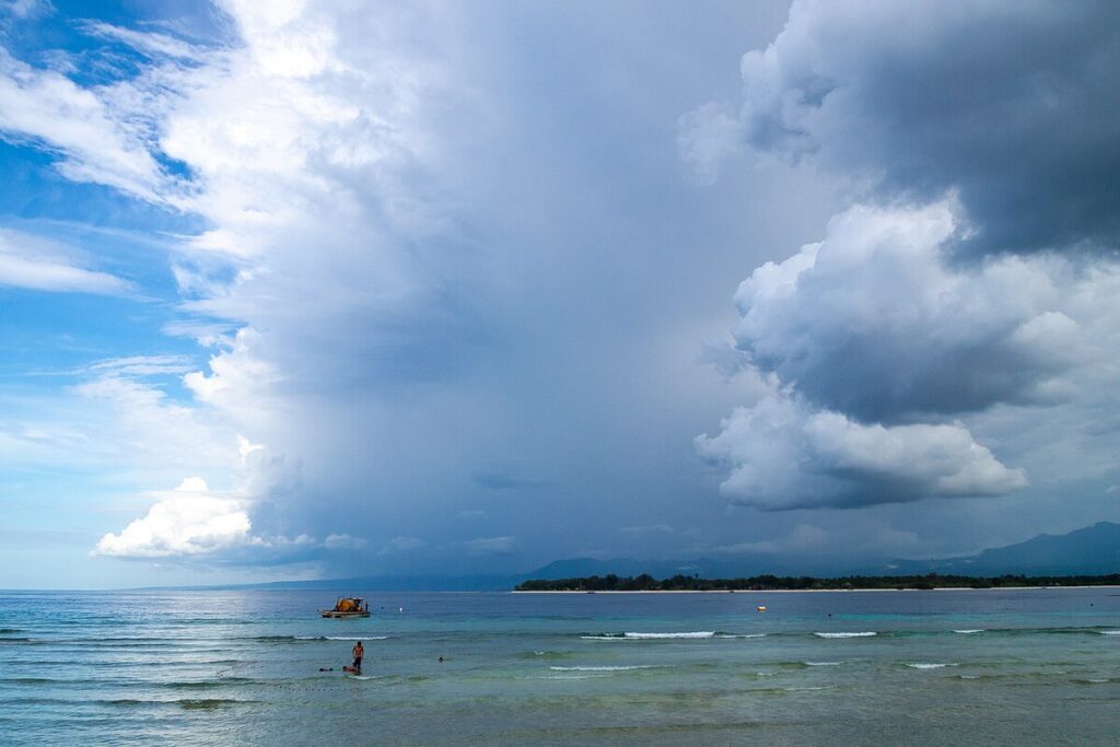 Zdjęcie dekoracyjne: chmury tropikalne. 