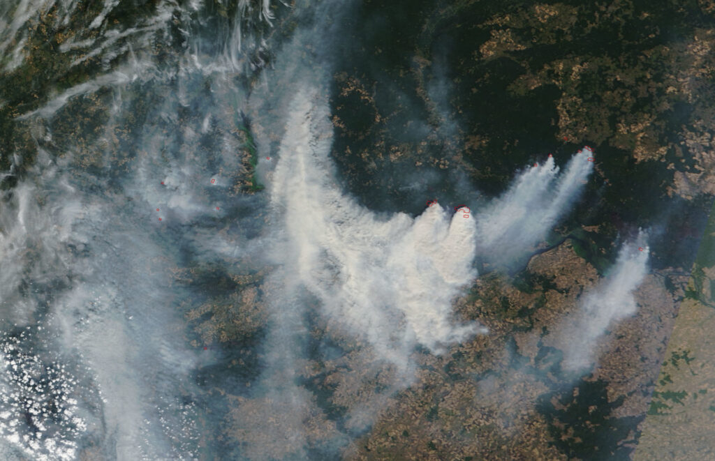  Zdjęcie satelitarne pokazujące dymy z pożarów na Syberii.