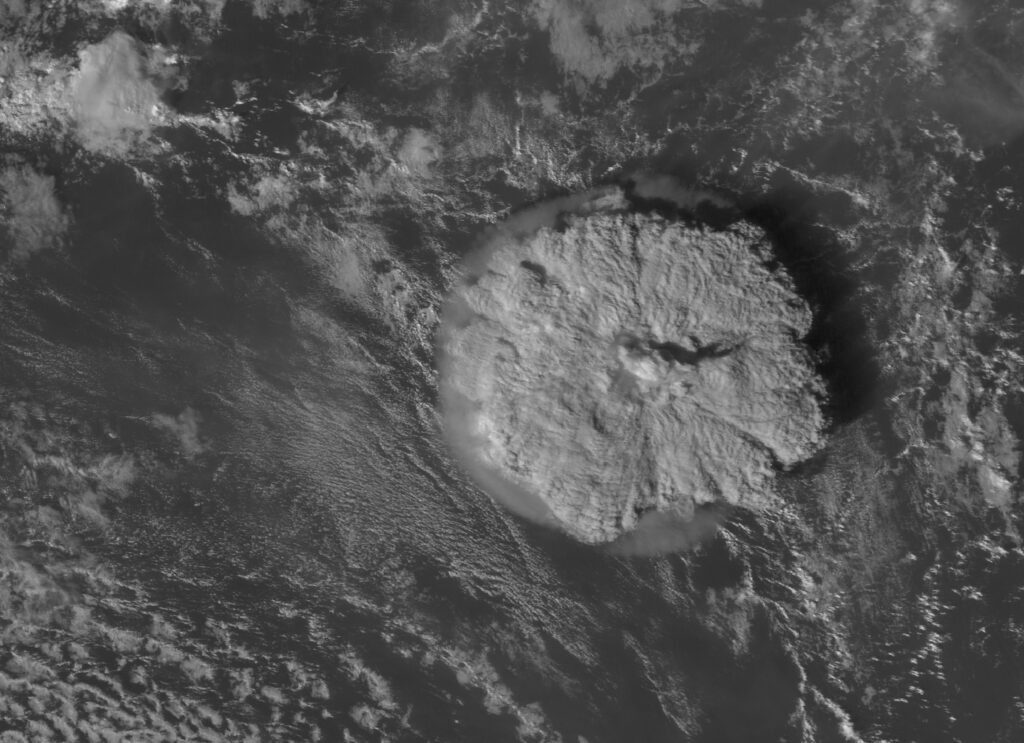 Satelitarne zdjęcie erupcji Hunga Tonga, widać rozchodzące się w atmosferze grube kłęby pyłów wulkanicznych i powstałą chmurę.