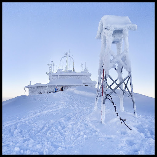 Zdjęcie: Wysokogórskie Obserwatorium Meteorologiczne na Kasprowym Wierchu zimą, budynek obsypany śniegiem.