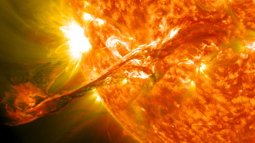 Koronalny wyrzut masy. Widoczne zbliżenie fragmentu korony słonecznej, z którego jest wyrzucana gorąca plazma.