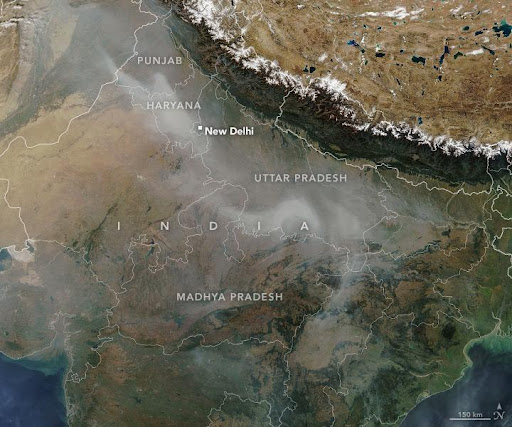 Zdjęcie satelitarne: dymy nad Indiami, widać kontynent nad którym unosi się delikatna zasłona dymu.