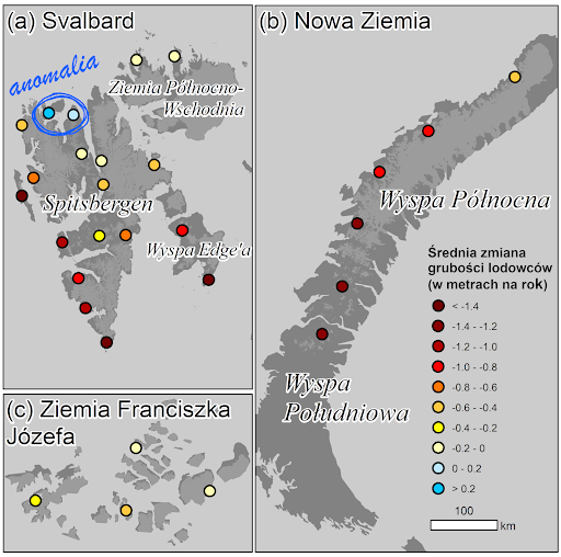 Mapy przedstawiają Svalbard, Nową Ziemię i Ziemię Franciszka Józefa. Są na nich pozaznaczne lodowce kropkami o kolorach, które odpowiadają średniej zmianie w grubości lodowców na rok. Największe zmiany obserwuje się na południu Nowej Ziemi oraz na południu Svalbardu. Na północy Svalbardu widzimy lodowce, u których ta zmiana jest zaskakująco niewielka.