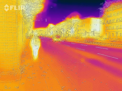 Miejska wyspa ciepła: zdjęcie ulicy w podczerwieni. Sztuczne kolorowanie pozwala zidentyfikować cieplejsze (jezdnia) i chłodniejsze (drzewa) obiekty. 