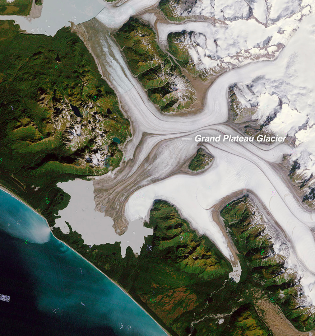 Zdjęcie satelitarne lodowca Grand Plateau na Alasce w roku 1984. Widać na nim długi jęzor lodowca, który przechodzi w jezioro 