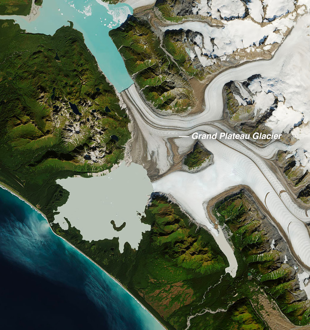 Zdjęcie satelitarne lodowca Grand Plateau w 2019 roku- widoczny na nim jęzor jest zdecydowanie krótszy, natomiast jezioro na jego końcu zdecydowanie większe niż w 1984 roku.
