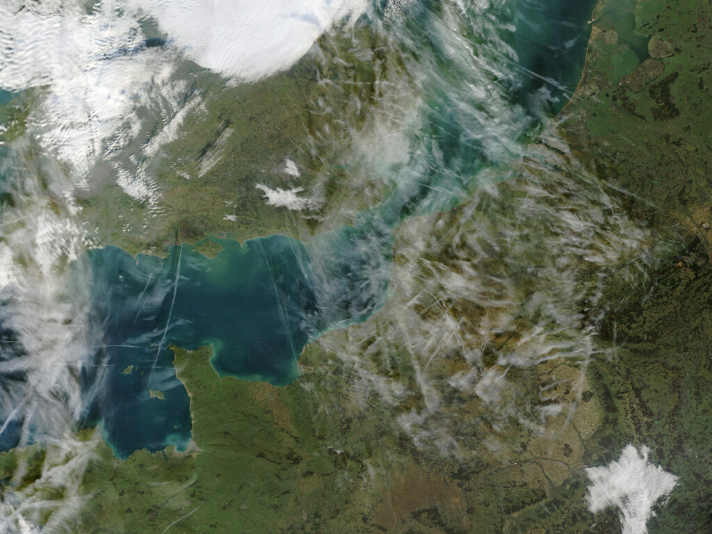 Smugi na niebie. Zdjęcie satelitarne: gęsta siatka smug kondensacyjnych nad Europą. 
