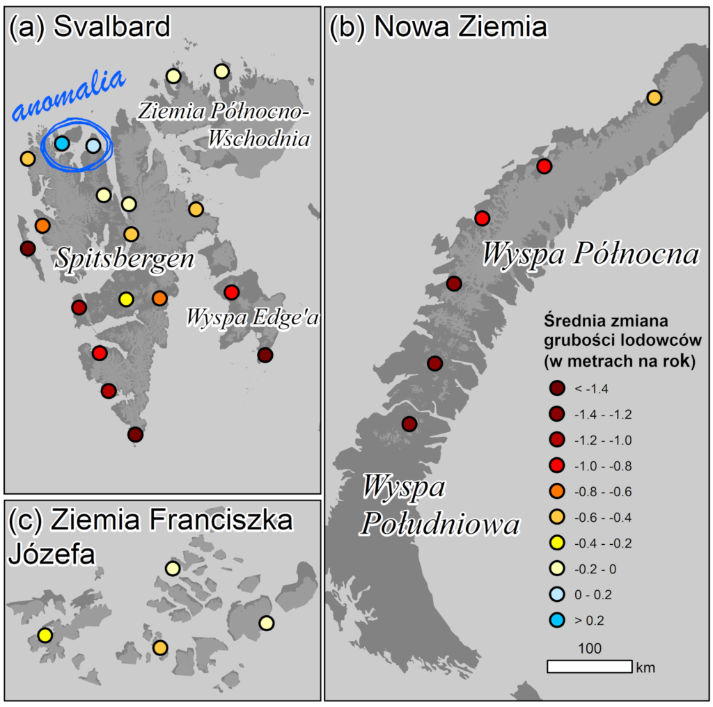 Mapy przedstawiają Svalbard, Nową Ziemię i Ziemię Franciszka Józefa. Są na nich pozaznaczne lodowce kropkami o kolorach, które odpowiadają średniej zmianie w grubości lodowców na rok. Największe zmiany obserwuje się na południu Nowej Ziemi oraz na południu Svalbardu. Na północy Svalbardu widzimy lodowce, u których ta zmiana jest zaskakująco niewielka.