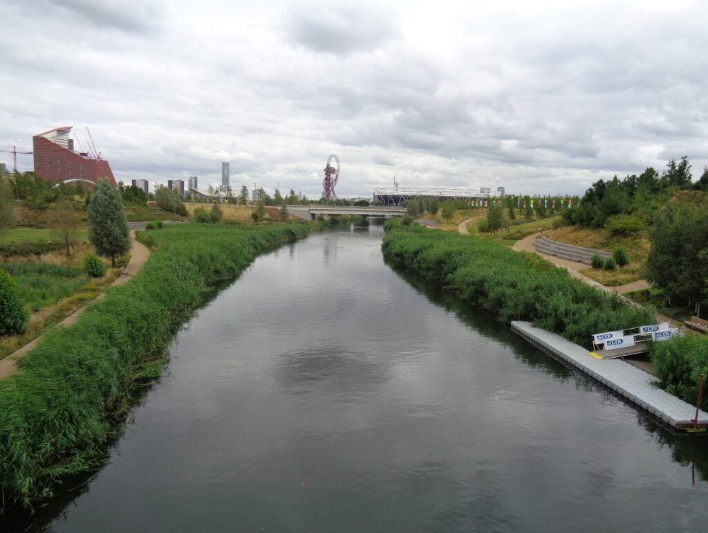 Woda w mieście.  Zdjęcie kanału w otoczeniu zieleni. 