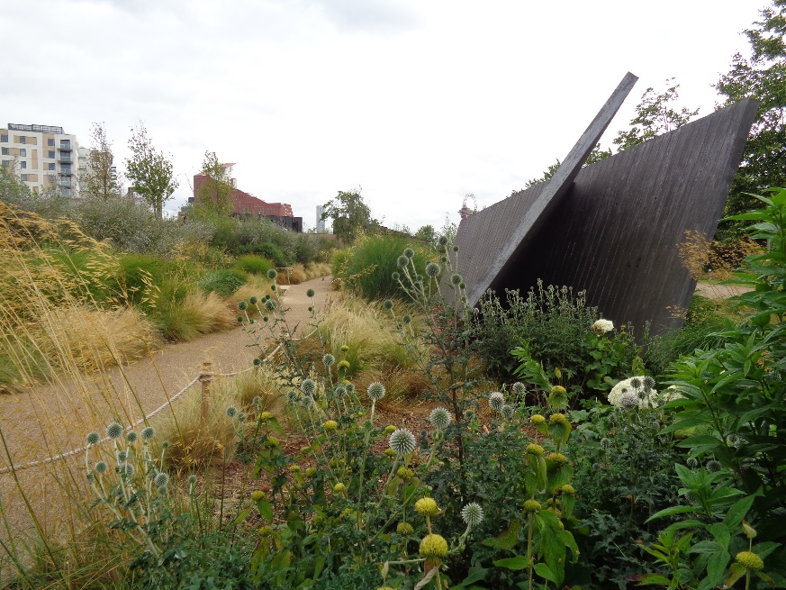 Zdjęcie: Queen Elizabeth Olympic Park w Londynie, wiać zróżnicowaną roślinność i gruntową ścieżkę 