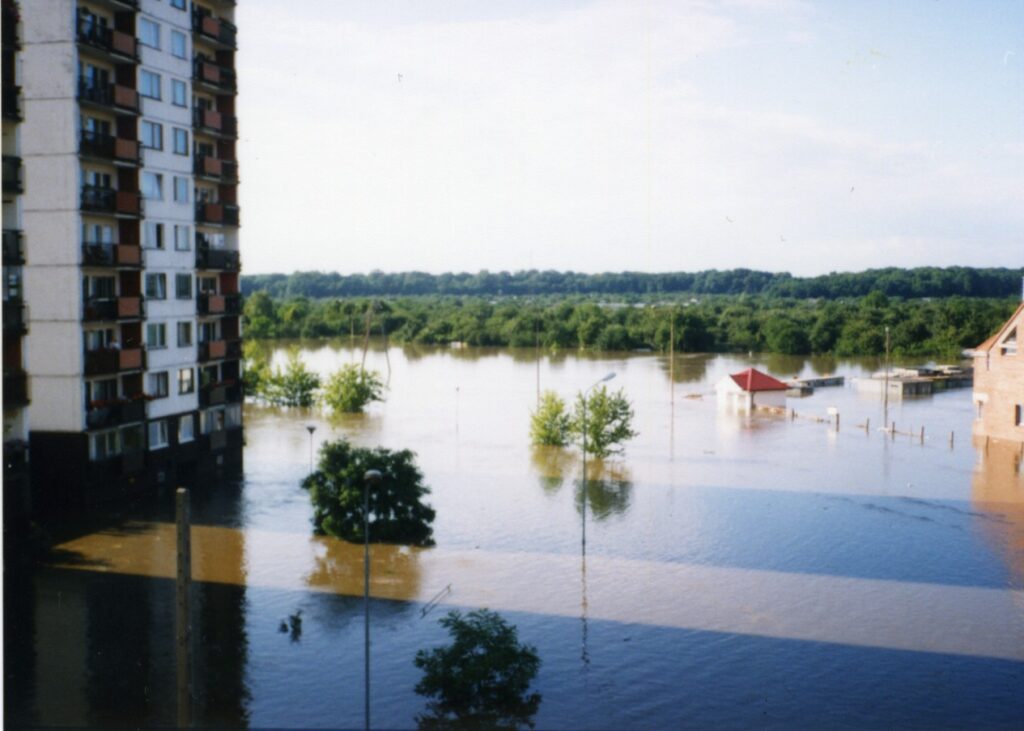 Zdjęcie: powódź we Wrocławiu. Widać zalane wodą osiedle Kozanów. 