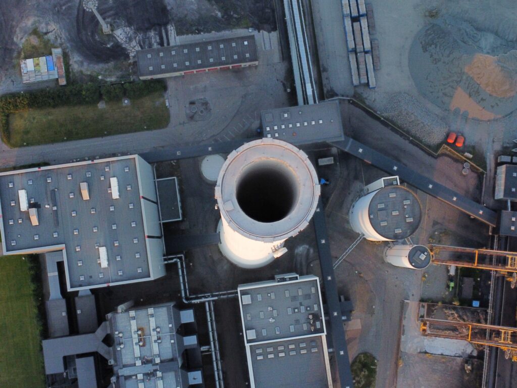Zdjęcie lotnicze: elektrownia węglowa w Esbjerg, w Danii.