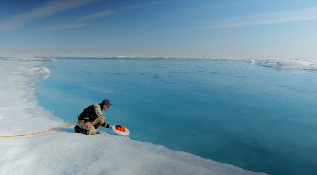 Zdjęcie: naukowiec prowadzący pomiary na Grenlandii. 