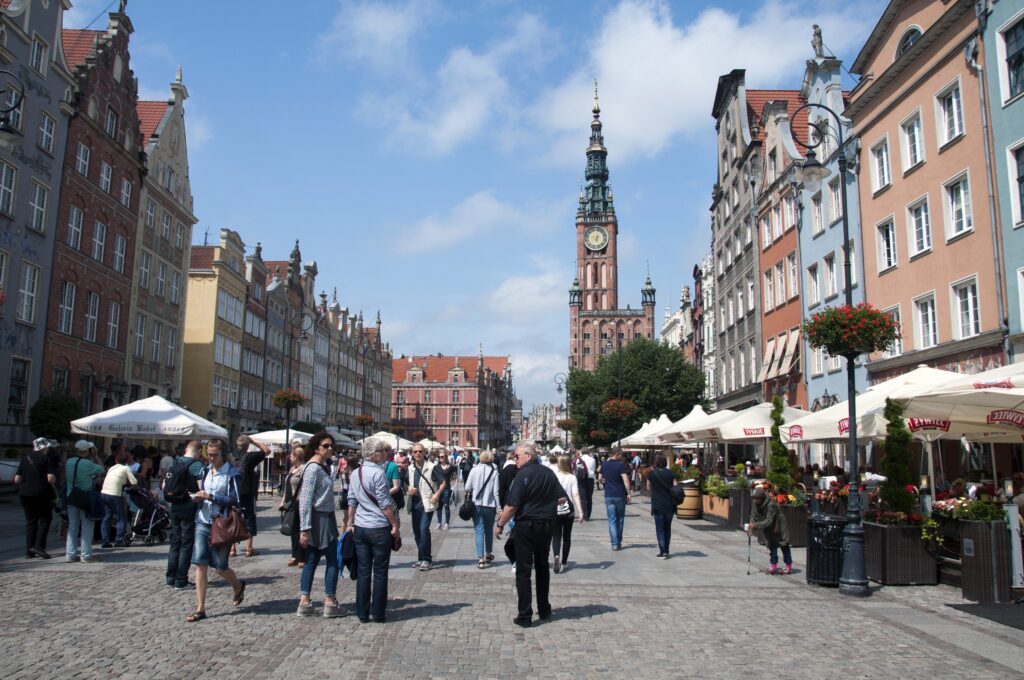 Zdjęcie dekoracyjne: zatłoczona ulica miejska. 